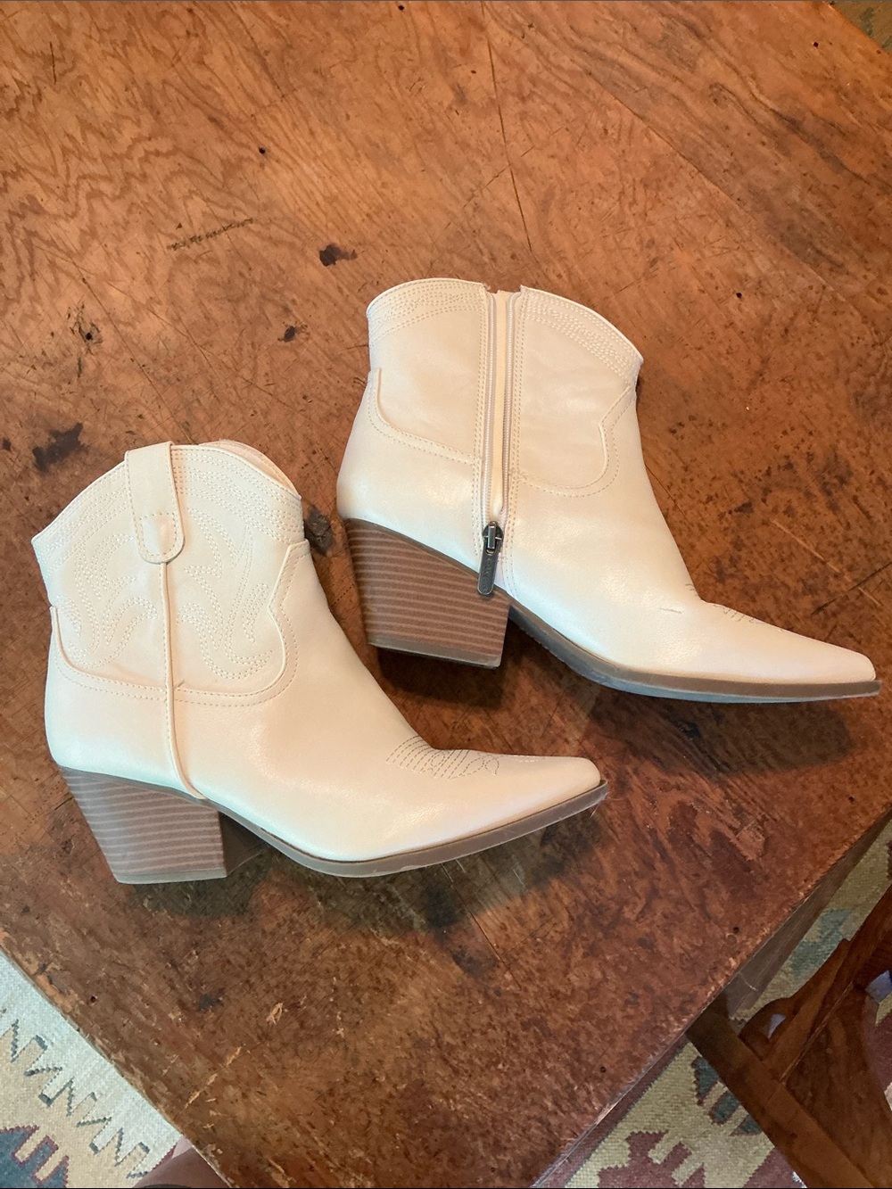 Women's white Western Ankle Boots - Stylish Short Cowboy Boot
